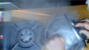 車中泊の基本料理：めちゃ楽ごはんの炊き方「鍋を保温調理器にセット」