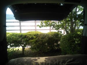 夏の車中泊　「長池親水公園駐車場」の車内から見た景色