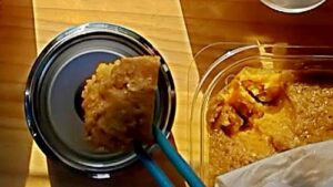 車中泊の基本料理：旅の思い出たっぷり味噌汁「スープマグに味噌を地元で買った入れる」