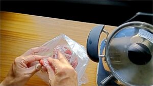 車中泊の基本料理：焼肉味の蒸料理「お肉を耐熱ポリ袋に入れる」