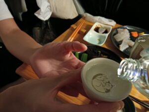 2024年9月14日 道の駅「すばしり」晩酌熱燗を注ぐ