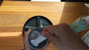 食器洗いブラシで汚れを浮かす(コップ)