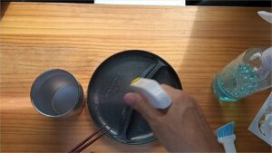 アルコール除菌スプレーを食器にかける