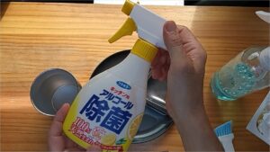 アルコール除菌スプレーを食器にかける(本体)