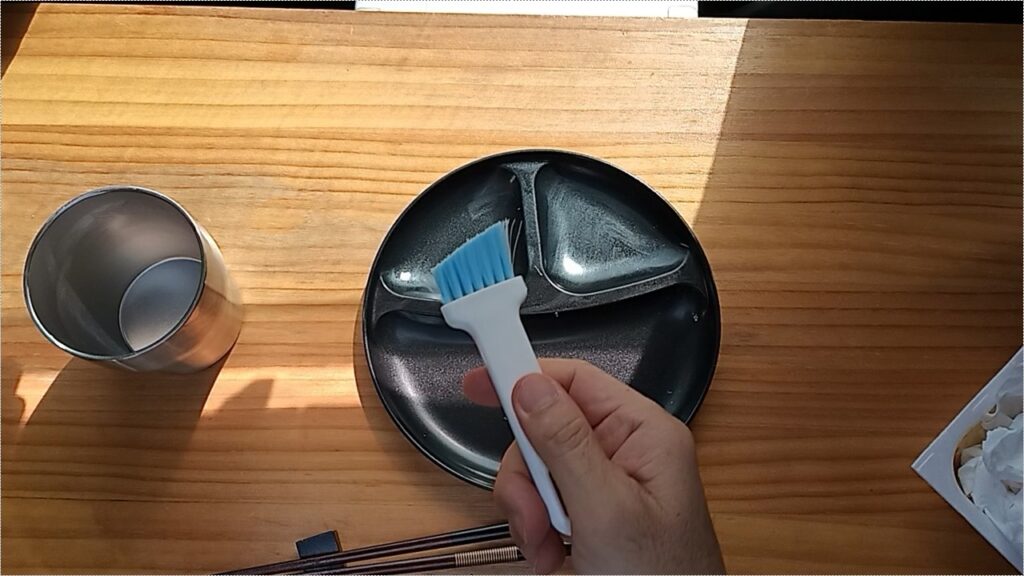 食器洗いブラシに洗剤薄め液をかける(ぶらし)