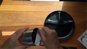 汚れをティッシュで拭き取る(コップ)